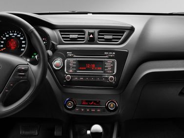 Kia Rio ثالثاً فيس ليفت، هاتشباك 5 أبواب — الكونسول الوسطي