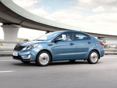 Kia Rio ثالثاً، سيدان — منظر أمامي أيسر