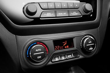 Kia Rio ثالثاً، هاتشباك 5 أبواب — الكونسول الوسطي