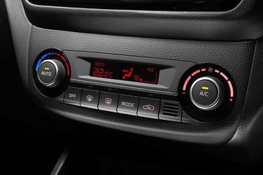 Kia Rio ثالثاً فيس ليفت، هاتشباك 5 أبواب — الكونسول الوسطي