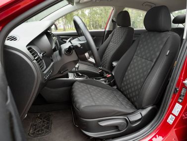 Kia Rio رابعاً، سيدان — منطقة السائق