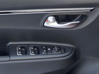 Kia Rio رابعاً، هاتشباك 5 أبواب X-Line — تفصيل داخلي