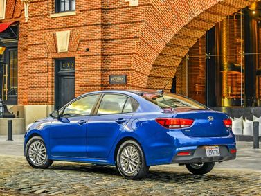 Kia Rio IV (السوق العالمية)، سيدان — منظر خلفي بزاوية ثلاثة أرباع