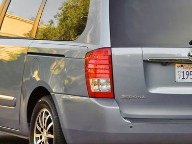 Kia Sedona II Рестайлинг, Минивэн LWB — задняя часть автомобиля крупным планом