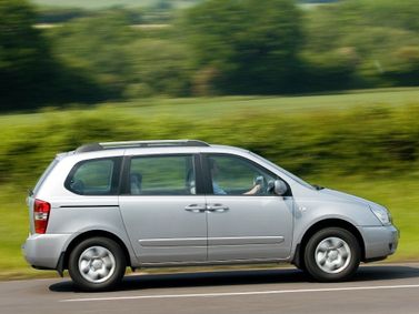 Kia Sedona ثانياً، ميني فان SWB — منظر من الجانب الأيسر
