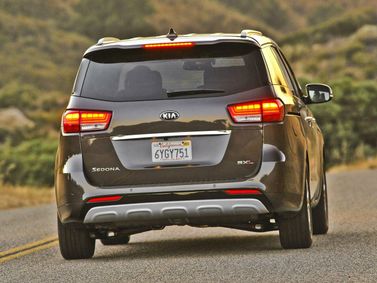 Kia Sedona ثالثاً، ميني فان — منظر خلفي
