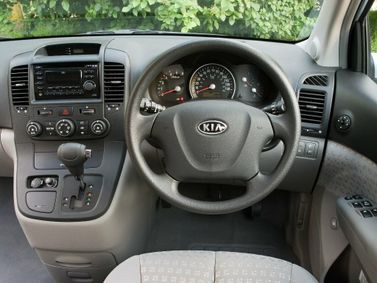 Kia Sedona ثانياً، ميني فان SWB — منطقة السائق