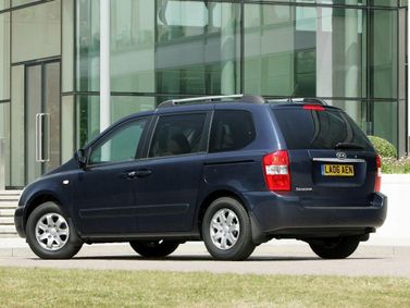 Kia Sedona ثانياً، ميني فان SWB — منظر خلفي أيمن