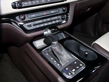 Kia Sedona ثالثاً، ميني فان — الكونسول الوسطي
