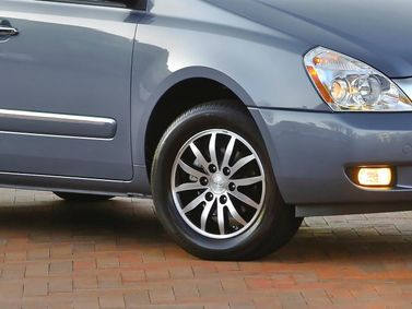 Kia Sedona II Рестайлинг, Минивэн LWB — вид спереди слева