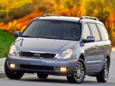 Kia Sedona II Рестайлинг, Минивэн LWB — вид спереди справа