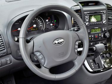 Kia Sedona فيس ليفت الثاني، ميني فان SWB — منطقة السائق