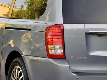 Kia Sedona فيس ليفت الثاني، ميني فان SWB — الجزء الخلفي من السيارة عن قرب