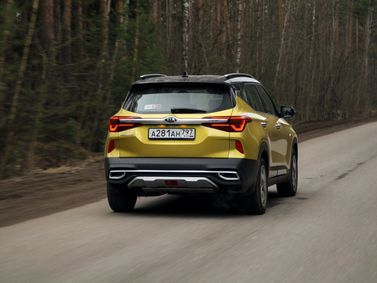 Kia Seltos I, Внедорожник 5 дв. — вид сзади справа
