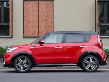 Kia Soul ثانياً، هاتشباك 5 أبواب — منظر من الجانب الأيمن