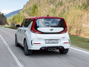 Kia Soul ثالثاً، هاتشباك 5 أبواب — منظر خلفي أيمن