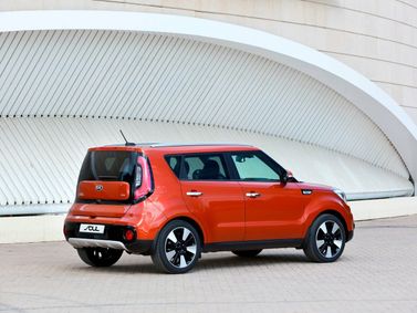 Kia Soul II Рестайлинг, Хэтчбек 5 дв. — вид сзади справа