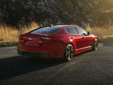 Kia Stinger I، ليفتباك — منظر خلفي أيمن