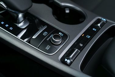 Kia Stinger I، ليفتباك — الكونسول الوسطي