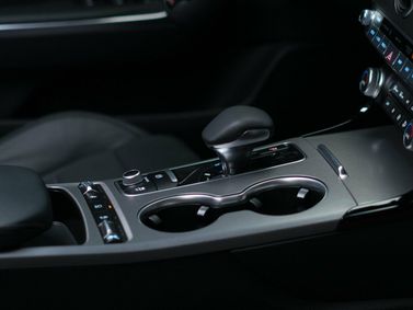 Kia Stinger I، ليفتباك — محدد ناقل الحركة