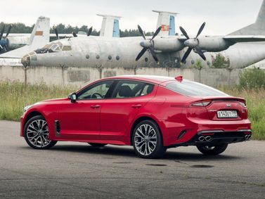 Kia Stinger I، ليفتباك — منظر خلفي أيمن