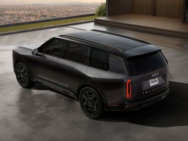Kia Telluride II، دفع رباعي 5 أبواب — منظر خلفي بزاوية ثلاثة أرباع
