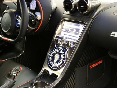 Koenigsegg One:1، كوبيه — الكونسول الوسطي