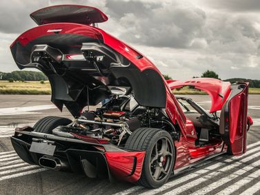 Koenigsegg Regera I، تارغا — منظر خلفي بزاوية ثلاثة أرباع