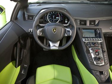 Lamborghini Aventador I، رودستر — منطقة السائق