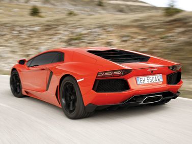 Lamborghini Aventador I، كوبيه — منظر خلفي أيمن