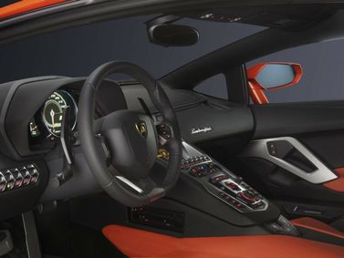 Lamborghini Aventador I، كوبيه — منطقة السائق