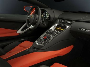 Lamborghini Aventador I، كوبيه — منطقة السائق
