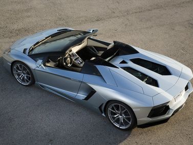 Lamborghini Aventador I، رودستر — منظر خلفي بزاوية ثلاثة أرباع
