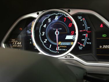 Lamborghini Aventador I، رودستر — لوحة العدادات