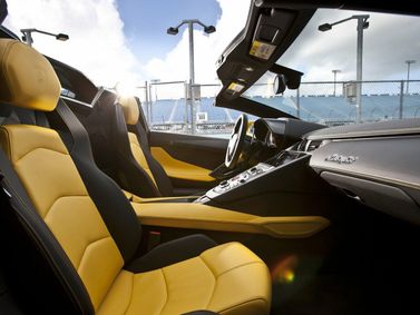 Lamborghini Aventador I، رودستر — منظر عام للمقصورة