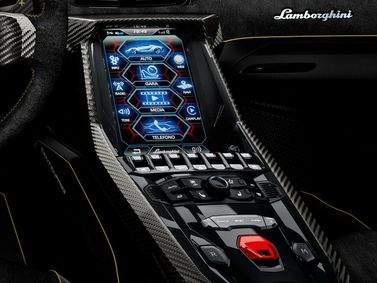 Lamborghini Centenario I، كوبيه — شاشة نظام المعلومات والترفيه
