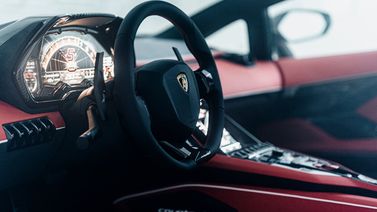 Lamborghini Countach LPI 800-4، كوبيه — منطقة السائق