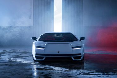 Lamborghini Countach LPI 800-4، كوبيه — منظر أمامي