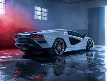 Lamborghini Countach LPI 800-4، كوبيه — منظر خلفي بزاوية ثلاثة أرباع