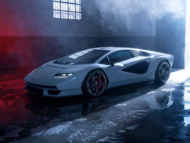 Lamborghini Countach LPI 800-4، كوبيه — منظر أمامي بزاوية ثلاثة أرباع