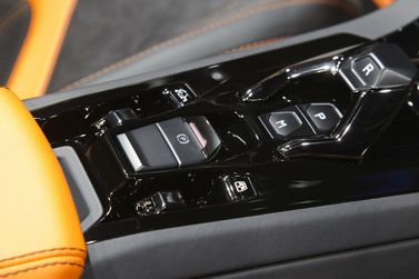 Lamborghini Huracán I، رودستر — الكونسول الوسطي