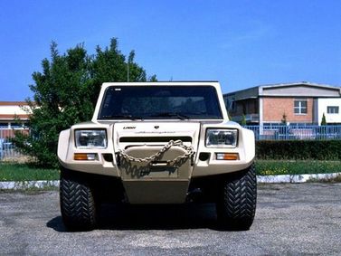Lamborghini LM001، بيك أب بكابينة مزدوجة — منظر أمامي