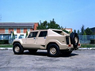 Lamborghini LM001، بيك أب بكابينة مزدوجة — منظر خلفي أيمن