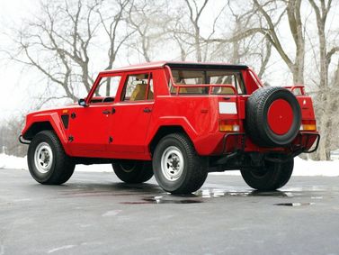 Lamborghini LM002، بيك أب بكابينة مزدوجة — منظر خلفي أيسر