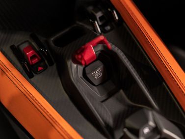 Lamborghini Revuelto، كوبيه — الكونسول الوسطي