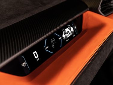 Lamborghini Revuelto، كوبيه — لوحة القيادة