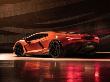 Lamborghini Revuelto، كوبيه — منظر خلفي بزاوية ثلاثة أرباع