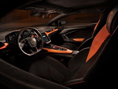 Lamborghini Revuelto، كوبيه — منطقة السائق