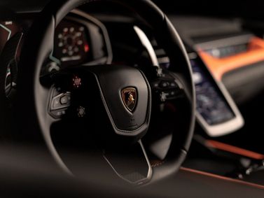 Lamborghini Revuelto، كوبيه — عجلة القيادة