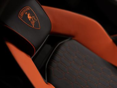 Lamborghini Revuelto، كوبيه — المقاعد الأمامية